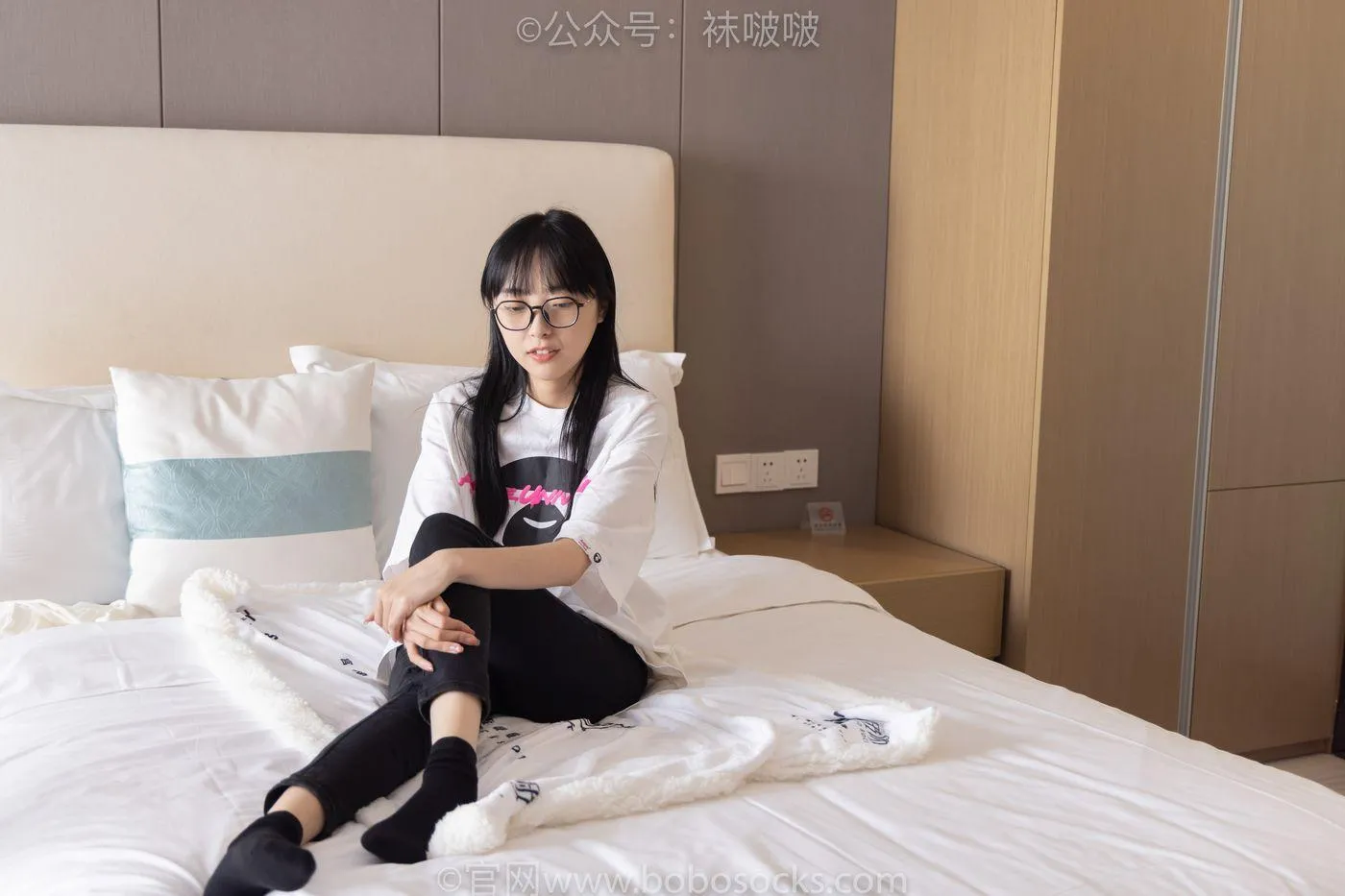 [BoBoSocks袜啵啵]NO.055 稚予-斯凯奇运动鞋、白棉袜、黑棉袜 [139P]插图2